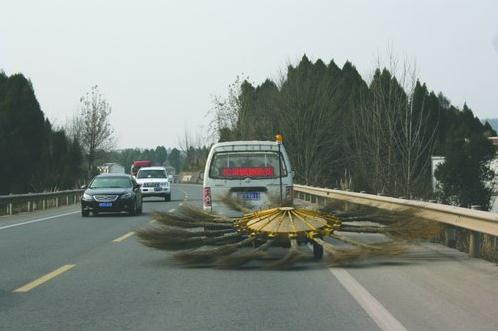 綿陽風(fēng)火輪清掃車驚呆路人 “馬路神器”牽引式道路清掃車不違法