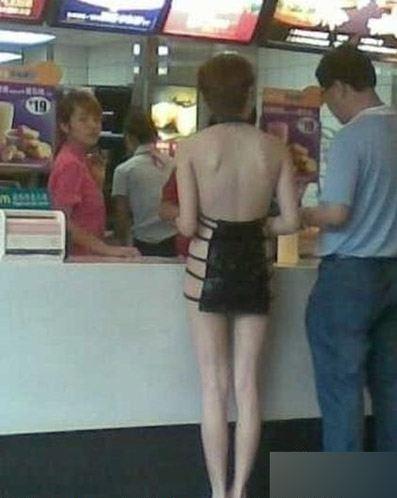 網友直拍：麥當勞快餐店驚現“側漏姐”幾乎沒穿內衣僅兩塊布遮身