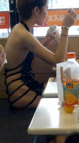 網友直拍：麥當勞快餐店驚現“側漏姐”幾乎沒穿內衣僅兩塊布遮身