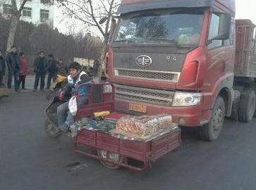 洛陽切糕黨公路攔車強賣切糕1刀下去550元，坑爹的強買強賣還要協商解決