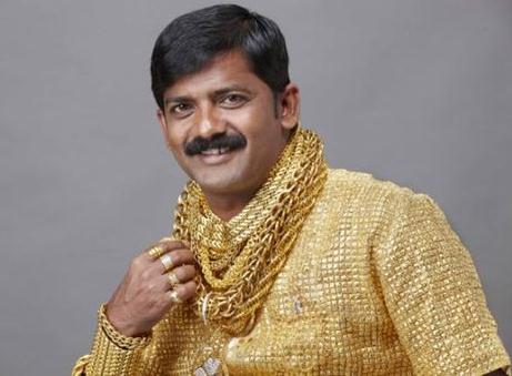 賓布里的黃金男人：印度男子花14萬(wàn)造純金襯衫求偶，稱女人會(huì)被閃到眼(圖)