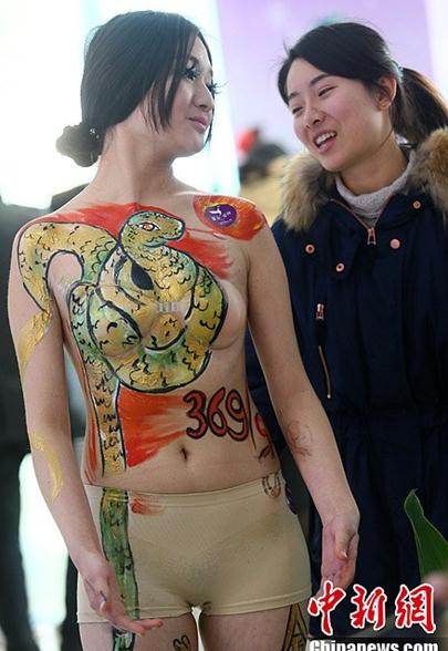 南京人體彩繪美女裸奔售黃金,裸女胸部繪金蛇展示金價(jià)裸奔