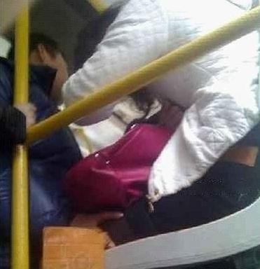 公交車上漂亮妹子的大腿上居然出現了一只男人的咸豬手(圖)