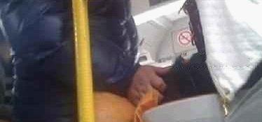 公交車上漂亮妹子的大腿上居然出現了一只男人的咸豬手(圖)