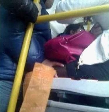 公交車上漂亮妹子的大腿上居然出現了一只男人的咸豬手(圖)