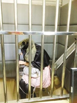 深圳寶馬女車主酒駕，拒絕檢查狠踢交警下體命根子