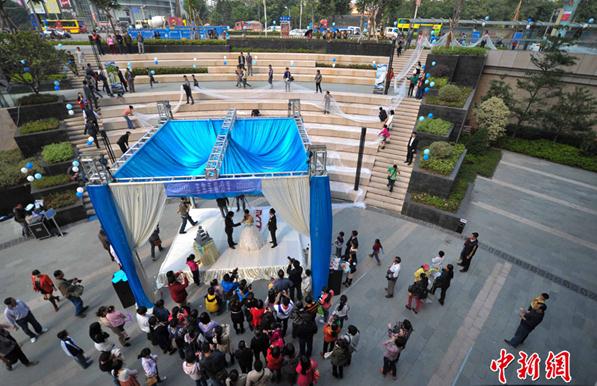 廣西南寧新娘穿520米長婚紗出嫁，代表我愛你，百人托舉裙擺