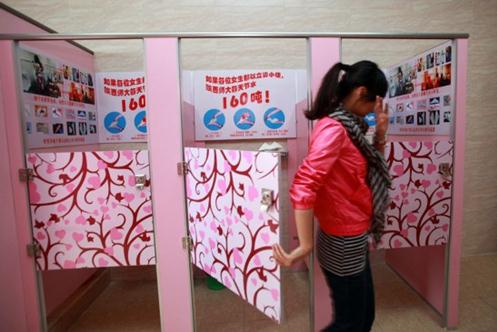 陜西師范大學女士站立小便器受冷落，引導器放置架落滿灰塵