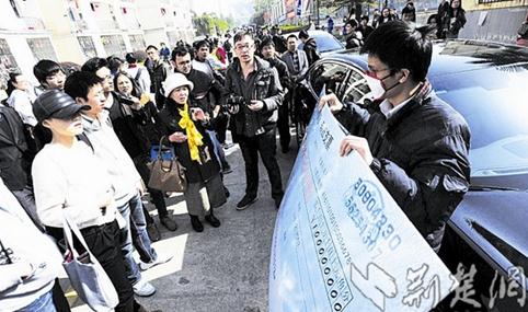 華中科技大學(xué)100萬求婚門：男子開豪車持百萬支票在華中科大求婚