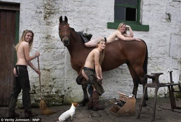 慈善就要裸體?英國(guó)15名女騎手裸體出鏡拍慈善日歷組圖