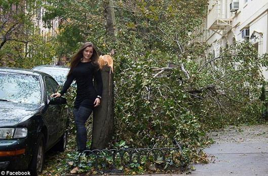 紐約遭風暴襲擊，巴西女模特紐約災區拍寫真惹眾怒遭群PS