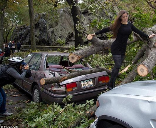紐約遭風暴襲擊，巴西女模特紐約災區拍寫真惹眾怒遭群PS