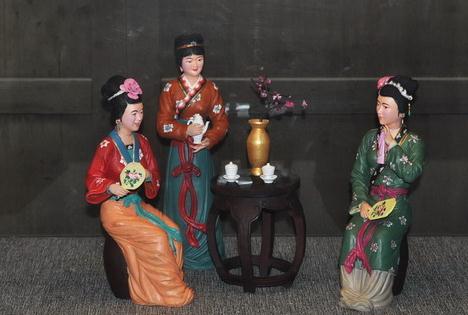 金瓶梅品茗閑話,臺兒莊古城景區(qū)建武松殺嫂祭兄雕塑,潘金蓮胸部竟全裸惹爭議