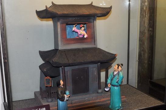 西門慶簾下勾情,臺兒莊古城景區(qū)建武松殺嫂祭兄雕塑,潘金蓮胸部竟全裸惹爭議