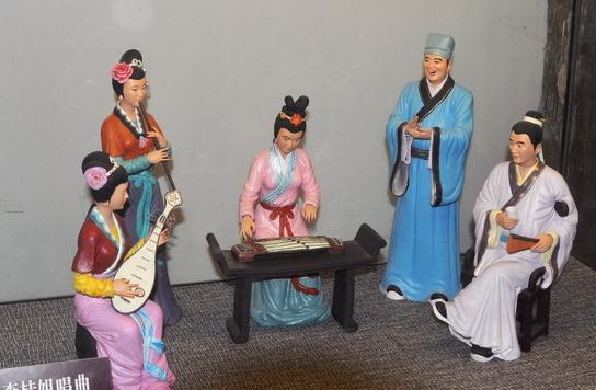 獻殷勤李桂姐唱曲,臺兒莊古城景區(qū)建武松殺嫂祭兄雕塑,潘金蓮胸部竟全裸惹爭議