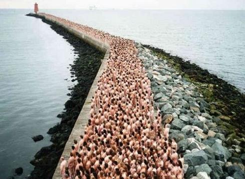 十八萬人集體群裸場面壯觀，將藝術進行到底與色情決無關系