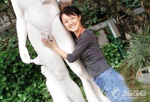 邪惡搞笑內(nèi)涵圖:搞怪達(dá)人與雕像“銷魂”不雅合影照(組圖)