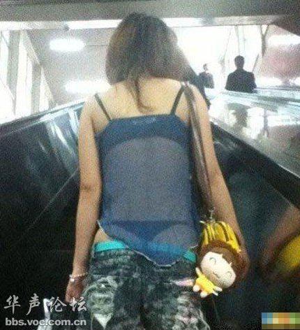 姐，穿這樣也逛街？內褲外穿太霸氣鳥