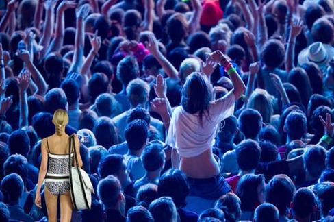 自行車輪胎還是方向盤?香奈兒新款呼啦圈包造惡搞演唱會現場