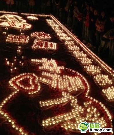 吊絲能逆襲么？男子赴大學點3千支蠟燭求婚，保安花半小時吹滅