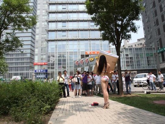 妙齡女郎當眾脫衣舉起“要加薪”的牌子,碉堡了,對面寫字樓女白領脫光求老板加薪