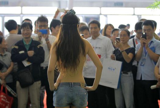 保釣彩繪,愛國還是色情促銷,南京房展會現(xiàn)保釣美女人體彩繪