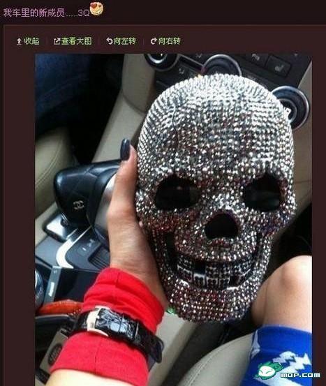 女消防員微博炫富惹爭議：黑龍江一女消防員微博炫富并公布性感照片