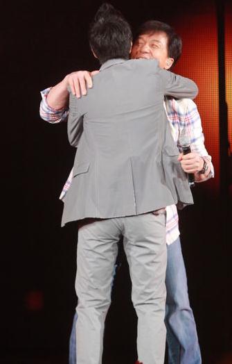 王力宏激吻成龍：王力宏演唱會激吻成龍身陷“同志門”
