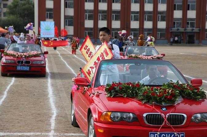 吉林小學生開運動會:3輛寶馬車為檢閱隊伍開路
