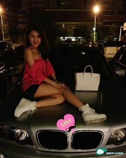 郭美美網上再炫富：曬自拍坐寶馬車火辣性感照