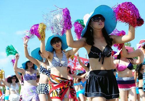 比基尼巡游:葫蘆島千名美女比基尼游街創(chuàng)吉尼斯紀(jì)錄-泳衣神曲熱傳