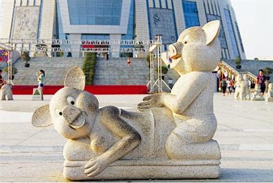 流氓豬石雕：鄭州一小豬石雕“耍流氓”被稱為情色作品