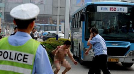 武漢紅鋼城暴露女近全裸購物pk合肥男子裸奔攔車哥