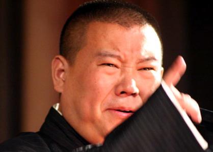 郭德綱春晚相聲被批笑料不足,郭德綱回應“爺?shù)闹腔郾忍O(jiān)強”