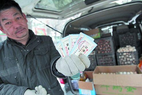 鄭州誠(chéng)信雞蛋哥：店拆了誠(chéng)信仍在，冬日街頭苦守3月賠錢(qián)兌換雞蛋票