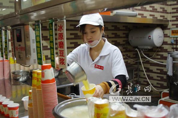 武漢華中科技大學(xué)“豆?jié){西施”校園走紅 清純靚麗不輸“奶茶妹妹”