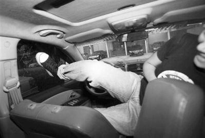 4 記者嘗試用腳踹車玻璃十余下,不僅無法踹破玻璃,連車門都無法撼動。