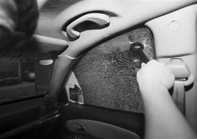 2 記者抓住把手,將拖車鉤圓環狀端朝玻璃砸了七八下后,無果。隨后記者改為甩砸,將玻璃擊破。