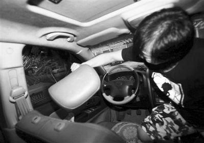 1 記者實驗用汽車頭枕砸破駕駛室玻璃。因車內空間狹小,難以用力,砸了兩三分鐘后仍無法破窗。
