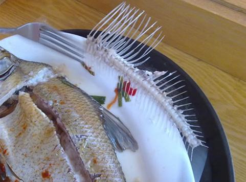 魚骨卡在喉嚨怎么辦？魚刺卡在喉嚨怎么辦