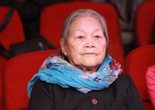 丁俊暉臺球比賽觀眾睡倒一片，92歲老太關注丁俊暉6年，輸球也送紅包