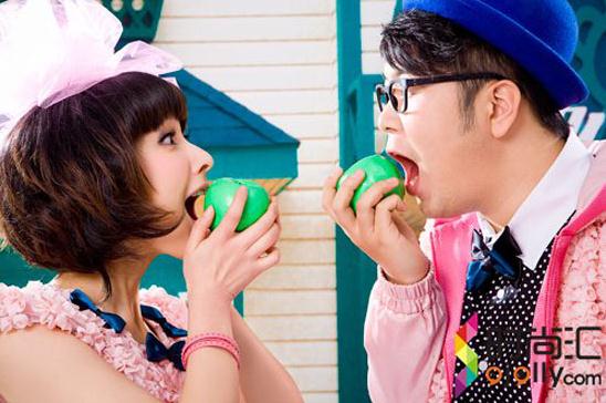 快樂家族囧事:謝娜下跪致歉,海濤告白吳昕拍婚紗照,李維嘉遭李湘捏奶襲胸