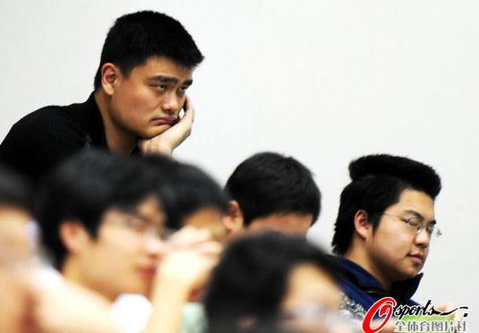 姚明上海交大聽課照曝光，姚明同桌淡定聽課人氣上升