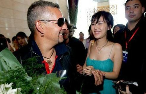 曝王石新歡田樸珺曾強吻羅伯特巴喬,合影胸蹭影帝梁朝偉