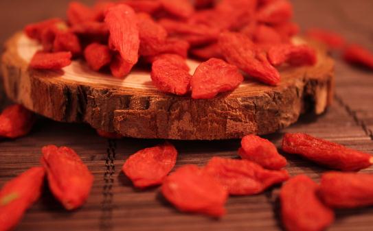 枸杞泡水有什么好處?怎么吃枸杞更好?