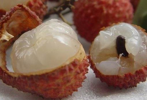 怎樣吃水果不上火？荔枝浸鹽水冰后再吃不上火