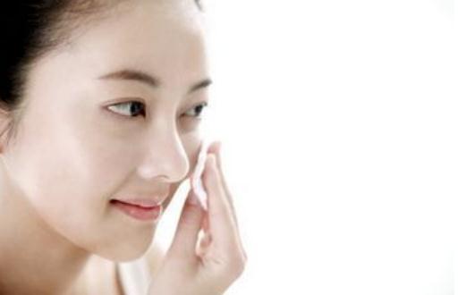 化妝棉和爽膚水如何搭配使用？