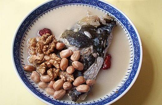 孕媽媽要補充蛋白質？花生魚頭湯怎么做？