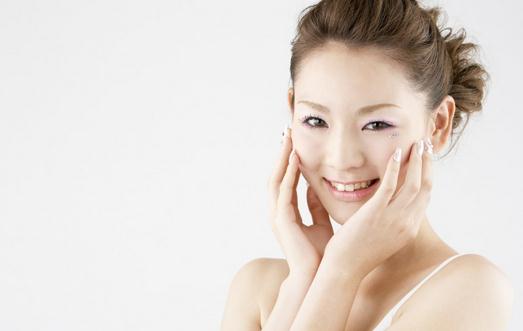 摸臉太毀容顏!護膚陋習你必知!