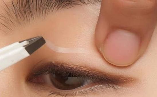 內雙眼如何畫眼妝?雙眼皮貼來救你!